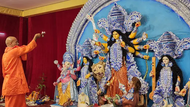 প্রতিমার সামনে আরতি
