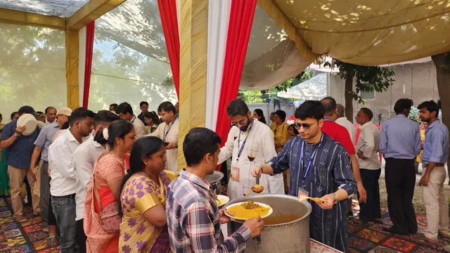 দর্শনার্থীদের খিচুড়ি ভোগ বিতরণ
