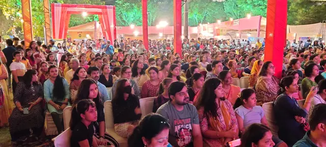 দুর্গোৎসবের সন্ধ্যায় দর্শনার্থীদের ভিড়